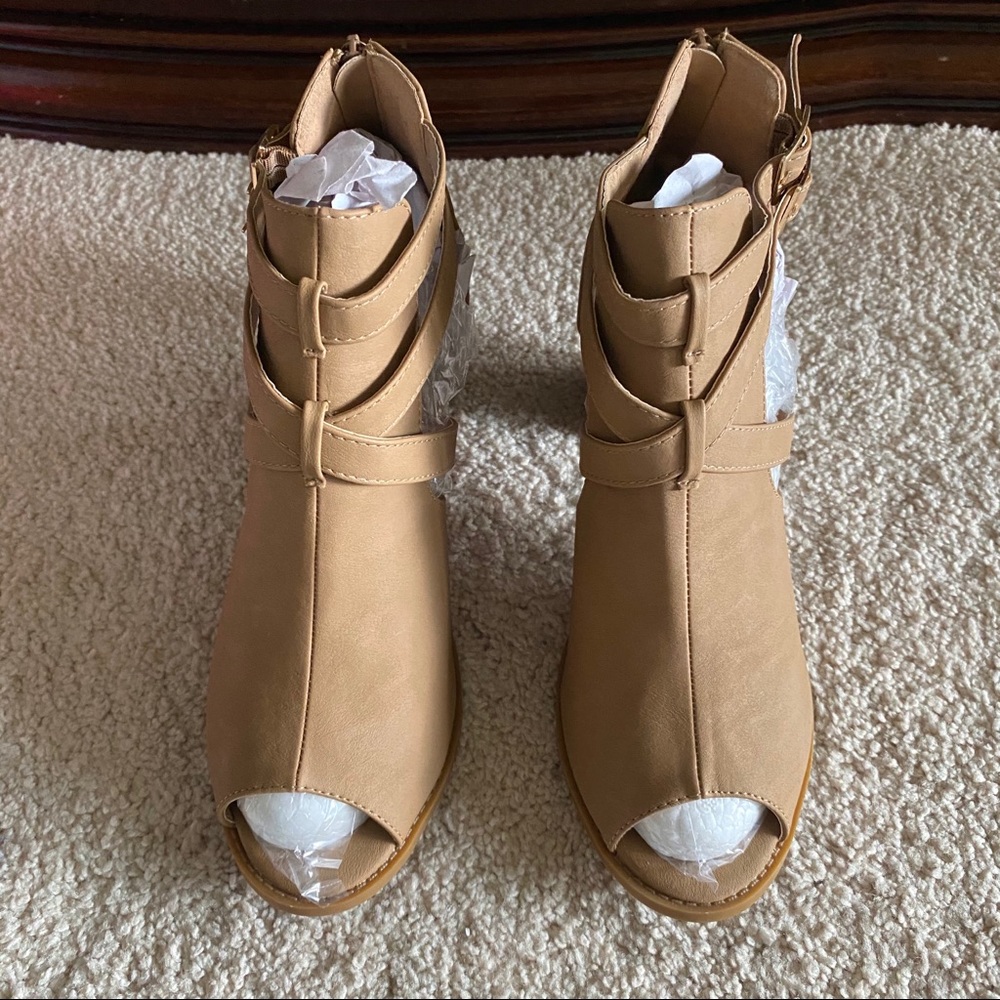 Stylish Heel with Buckle Detailing